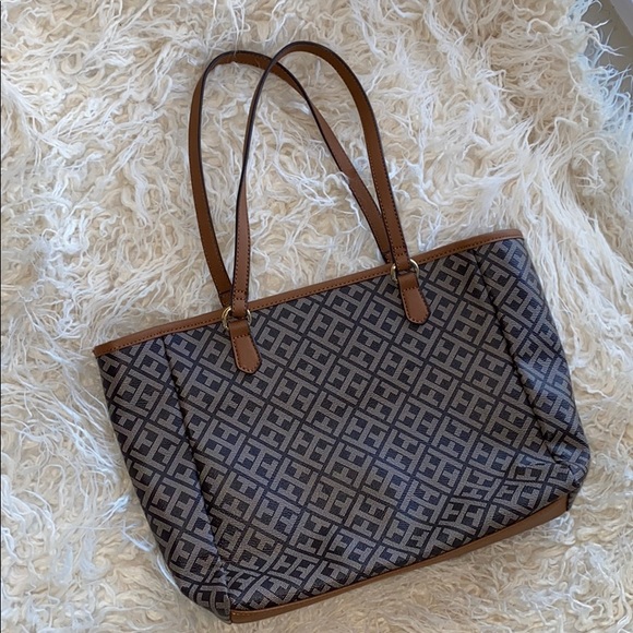🐚The perfect Tommy Hilfiger shoulder length purse! - Picture 8 of 8